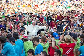 Die Sonderaudienz mit Papst Franziskus – wie hier 2014 – bildet den Höhenpunkt der Ministrantenwallfahrt nach Rom. pde-Foto: Anika Taiber-Groh