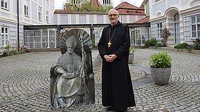 Bischof Gregor Maria Hanke neben einer Skulptur des Bistumspatrons Willibald. 