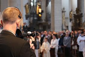 Kameraman bei Live-Übertragung im Dom.
