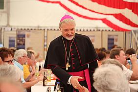 Begegnung mit Bischof Hanke im Festzelt. pde-Foto: Geraldo Hoffmann