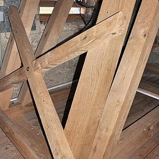 Pfarrkirche Eutenhofen: Alle Knoten- und Verbindungspunkte im Glockenstuhl kommen ohne Stahlbauteile aus. Bild: Thomas Winkelbauer
