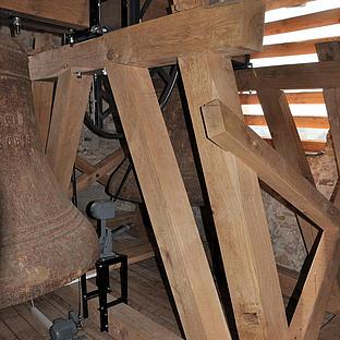 Pfarrkirche Eutemhofen: Im neuen Glockenstuhl entstehen durch eine geschickte Ausnutzung des Platzes kaum abhebende Kräfte. Bild: Thomas Winkelbauer
